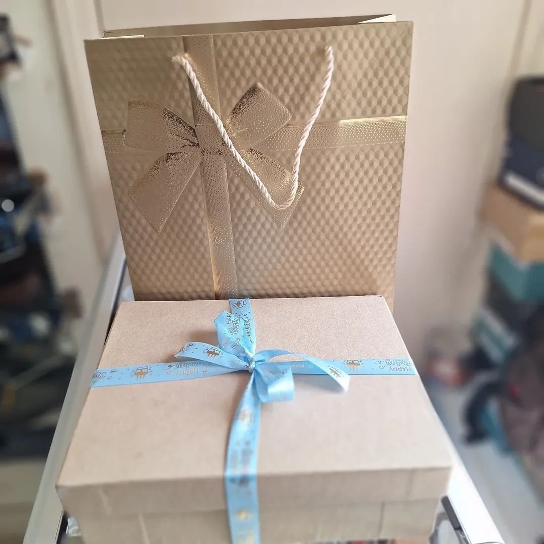 Alternative view of Gift hamper for him